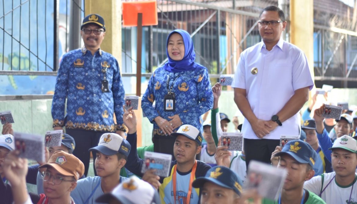 Kunjungan Kadindik Jatim dalam program Gerakan Satu Rekening Satu Pelajar